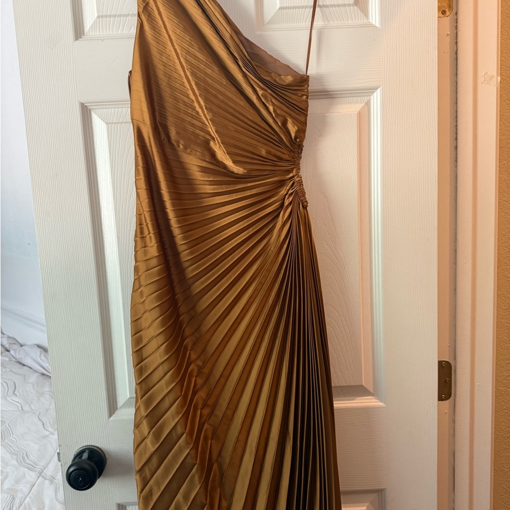 Elegant Gold Pleated One-Shoulder Dress